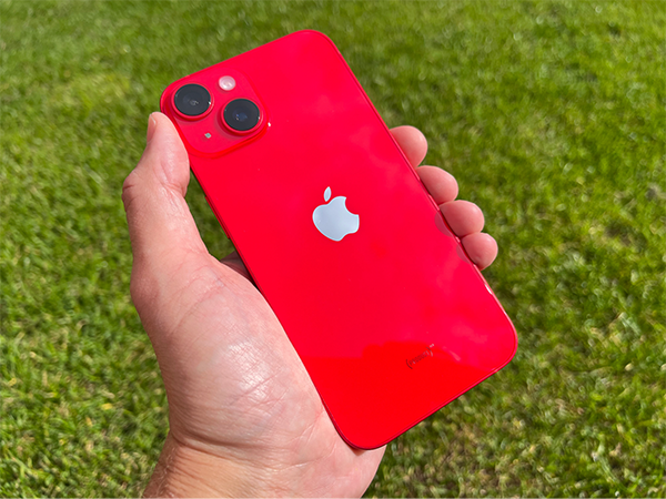 iPhone 14 Đỏ dưới ánh sáng mặt trời còn trở nên rực rỡ và sáng chói hơn nữa